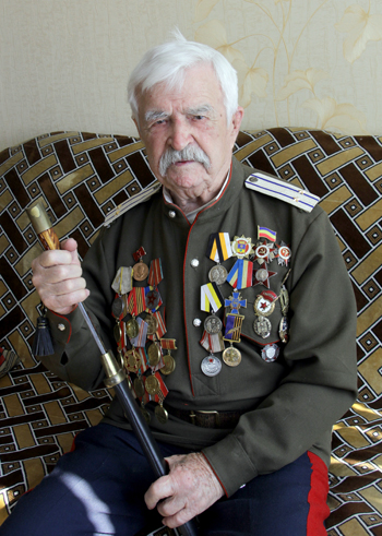 100-летний ветеран войны Николай Стаценко принял поздравления от депутатов