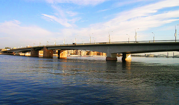 Житель Волгограда сбросился с моста в Санкт-Петербурге
