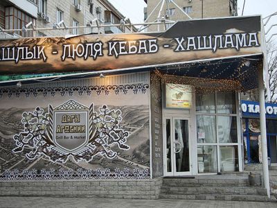 Владельцы кафе «Дары Армении» второй раз возводят незаконную пристройку