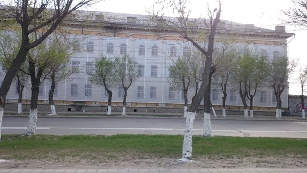 Ветхие дома Волгограда в преддверии праздника закрывают фальшфасадами