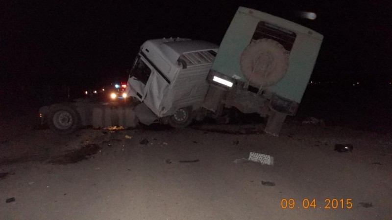 На трассе «Мерседес» врезался в грузовик «Урал», погибли 2 человека