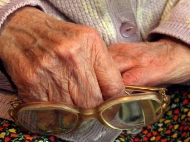 82-летняя старушка пустила на ночлег троих мошенниц и лишилась всех своих сбережений