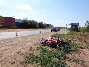 Мотоциклист снес остановку на трассе