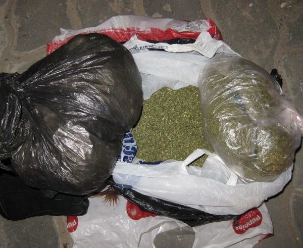 На Зеленом задержали двоих наркоманов с полными пакетами марихуаны