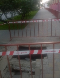 В центре Волгограда провалился тротуар на свежеотремонтированной улице Мира
