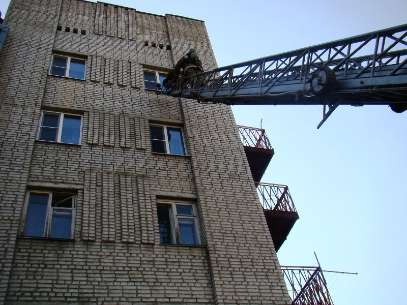 Спасатели освободили малышей через окна третьего этажа