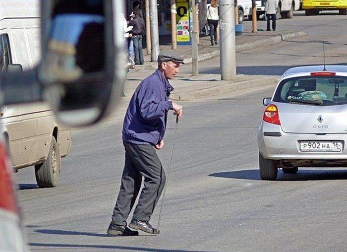 В Волжском полицейский на служебной машине сбил пенсионера