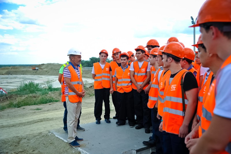 60 студентов ВолгГАСУ помогают строить стадион к ЧМ-2018