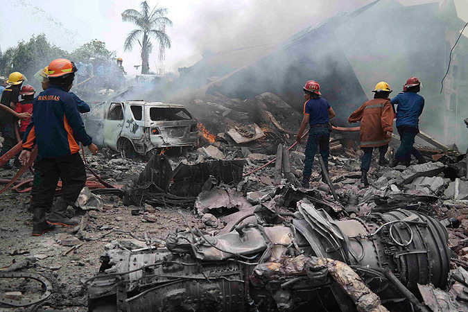 На месте крушения самолета в Индонезии найдены останки 91пассажира