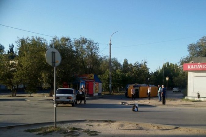 В Волгограде перевернулась пассажирская маршрутка