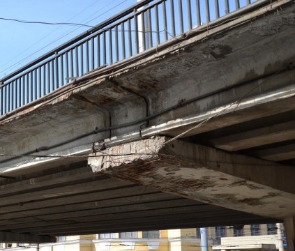 В Волгограде кусок бетона рухнул на маршрутку с Комсомольского путепровода