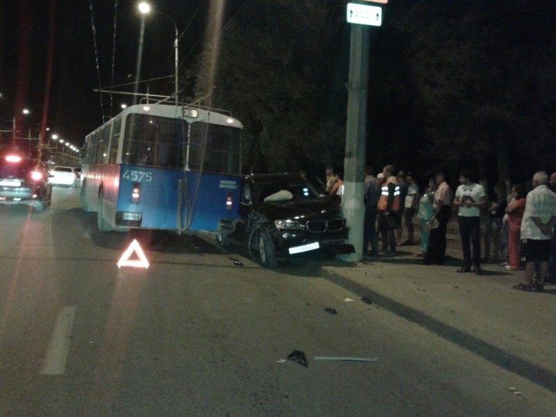 Водитель «БМВ» протаранил троллейбус