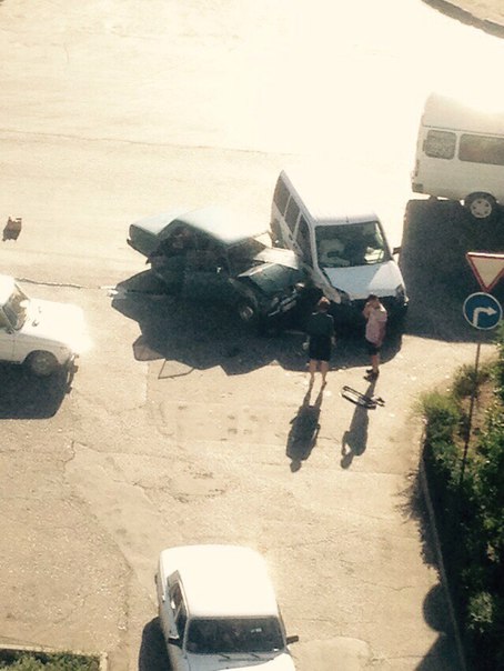 Минивэн протаранил легковушку