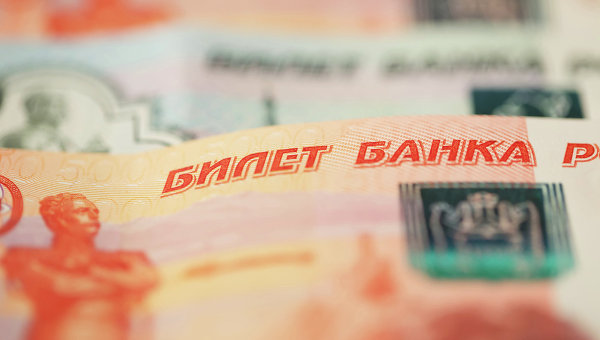 Рубль обновляет минимумы против доллара и евро