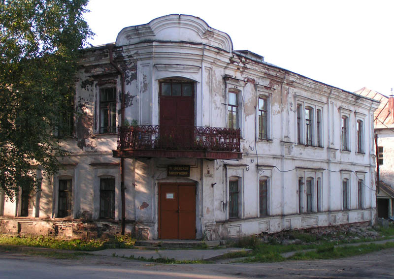 Власти Суровикино не верят, что 115-летний дом опасен для жильцов