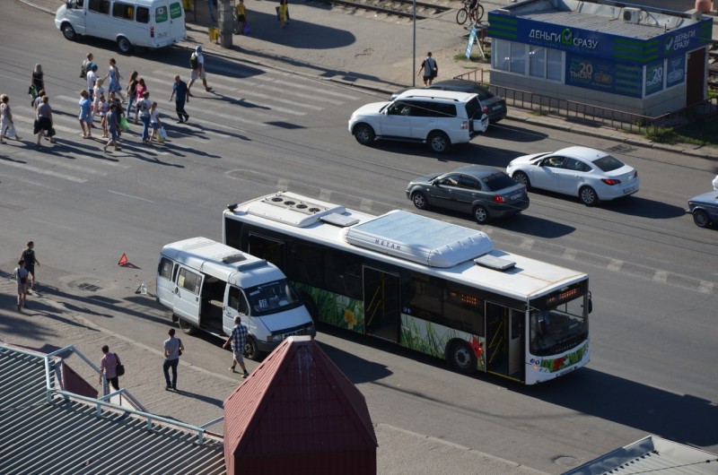 Маршрутка протаранила новый автобус «Volgabus» на остановке