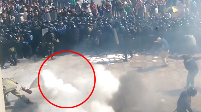 Митингующие штурмуют здание верховной Рады Украины