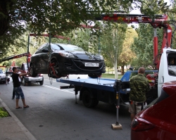 В центре Волгограда незаконно эвакуируют автомобили