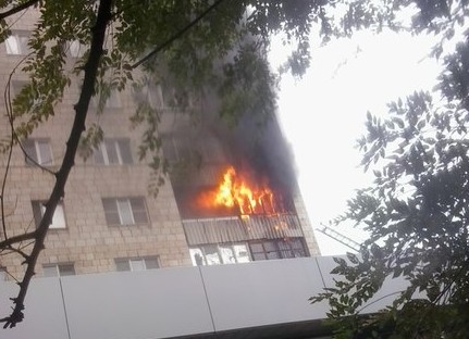 При пожаре в девятиэтажке сгорели два балкона