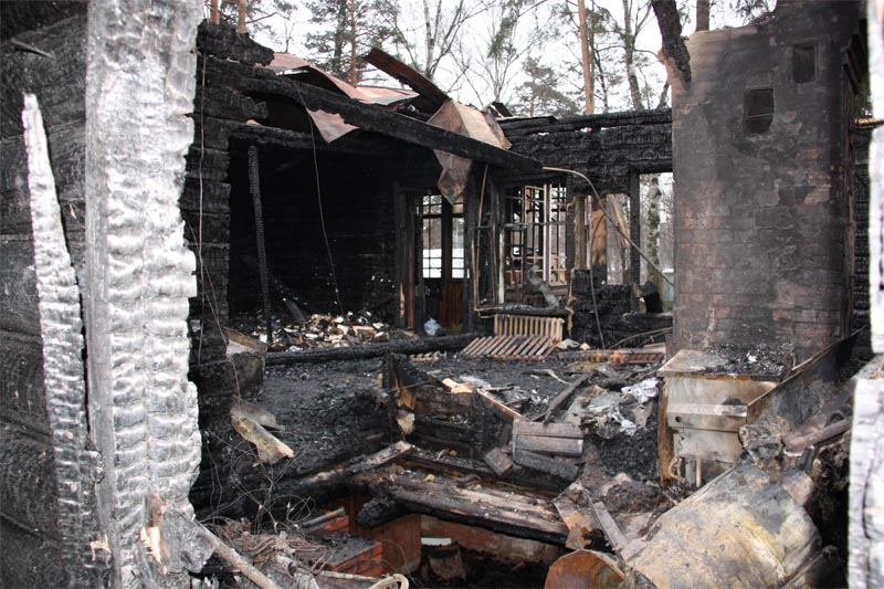 Участковый обнаружил пятерых граждан Узбекистана в сгоревшем доме