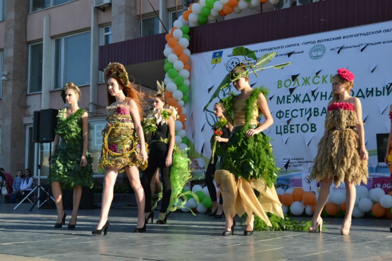 В Волжском международный фестиваль завершился показом цветочных платьев