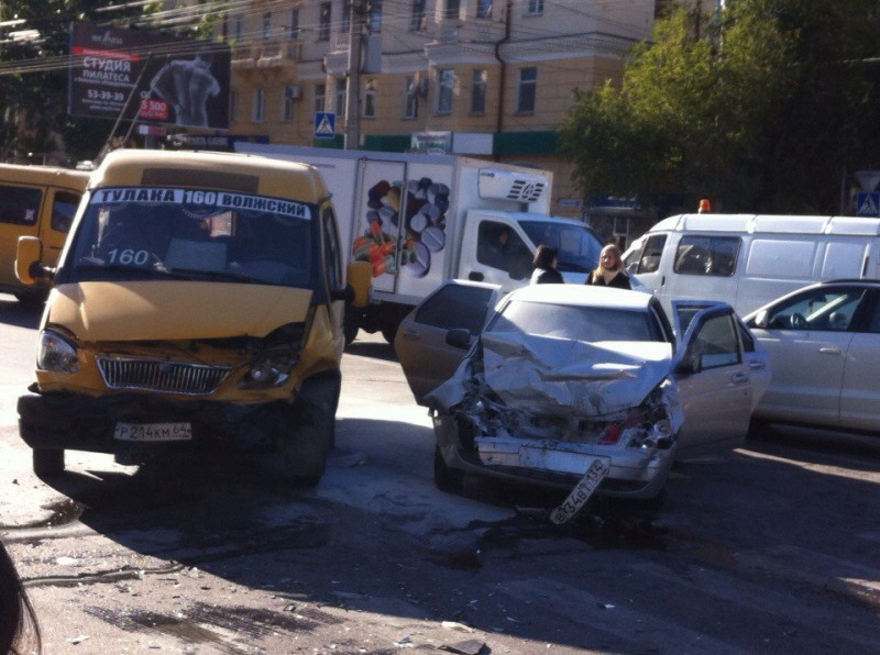 Маршрутка №160 попала в ДТП в Волгограде: число пострадавших устанавливается
