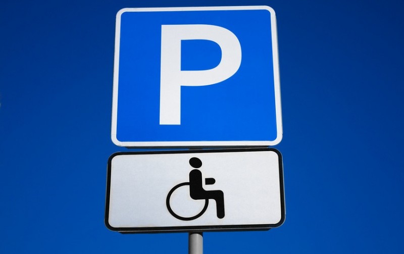 У здания суда в Волжском сделали парковку для инвалидов