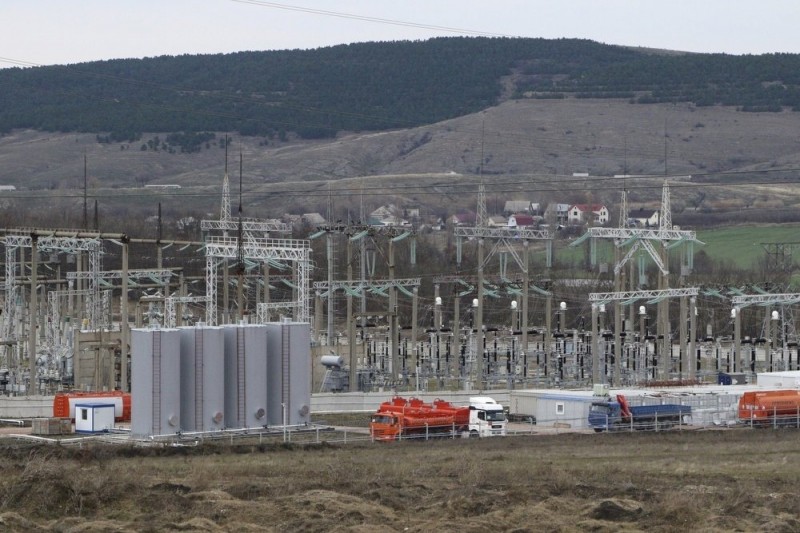 Крым начал получать электричество по энергомосту