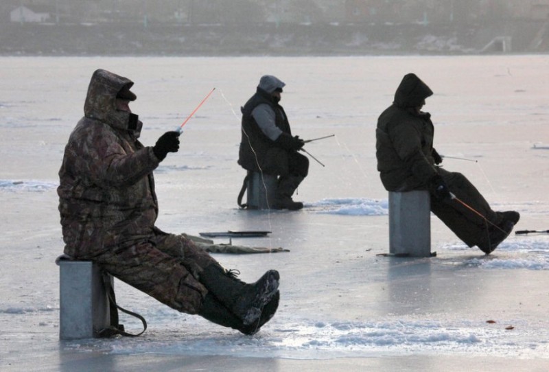 Спасатели предупреждают о безопасности на зимней рыбалки