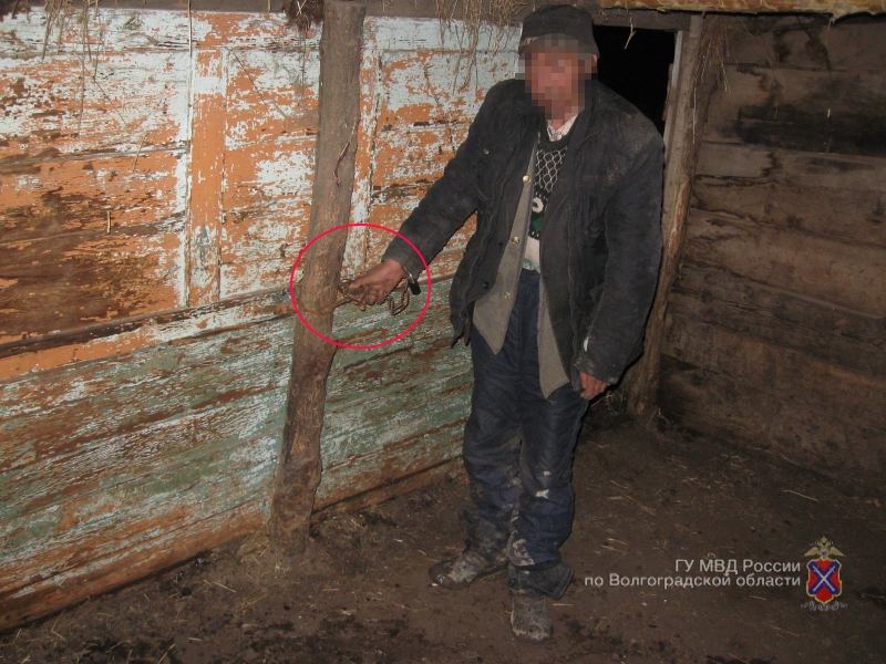 Под Волгоградом фермер держал своего работника на цепи