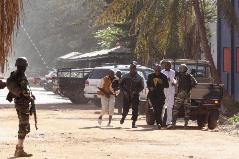 80 заложников удалось освободить из захваченного боевиками отеля в Мали