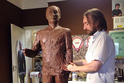 Петербургские кондитеры лепят шоколадного Путина