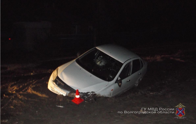 Под Волгоградом 20-летняя автоледи утопила в грязи «Ладу Гранта», двое пострадали