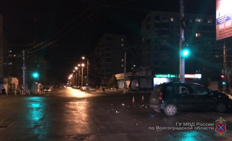 В Волгограде две автоледи на иномарках не поделили дорогу