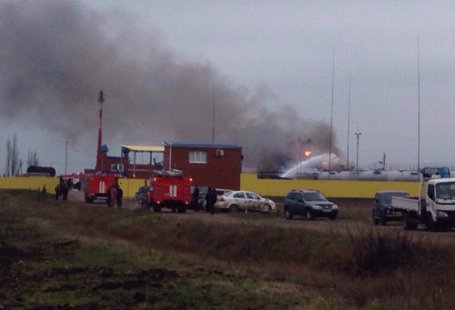 Нефтеперерабатывающий завод горит на Кубани