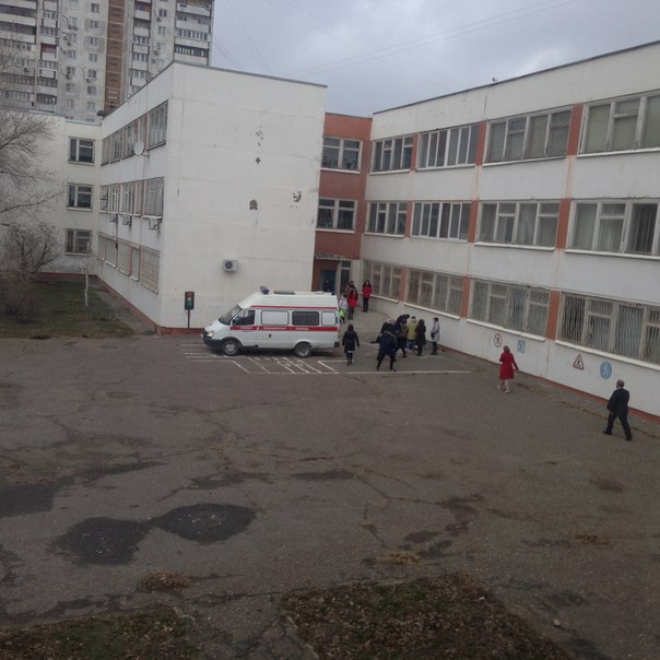 Школьник выпрыгнул из окна гимназии, чтобы сходить за сладостями