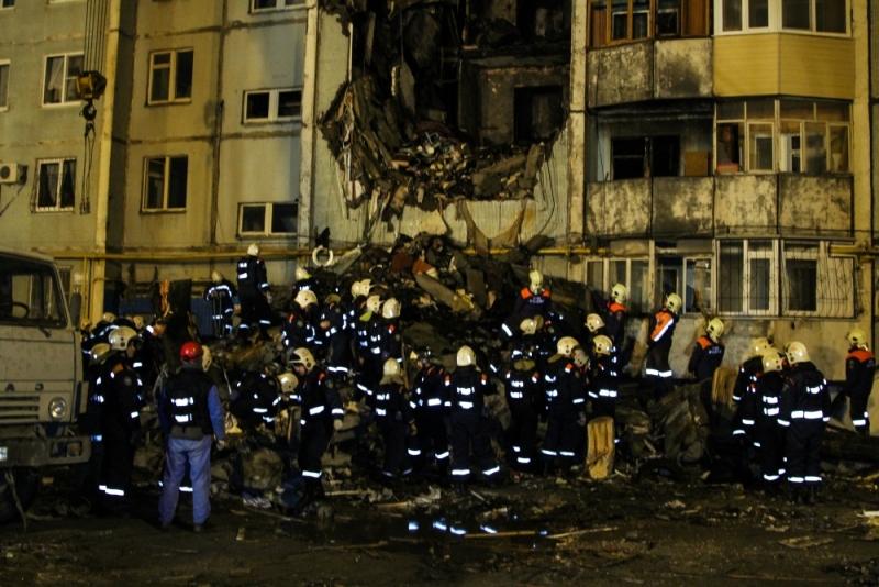 Спасатели работают на месте взрыва жилого дома в круглосуточном режиме