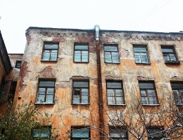 В Волгограде управляющую компанию через суд заставили содержать полуразрушенный дом
