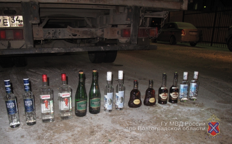 Инспекторы ДПС нашли у водителя в багажнике 311 бутылок контрафактного алкоголя