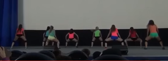 В Волжском школьницы повторили скандальный тверк на сцене «Юности»