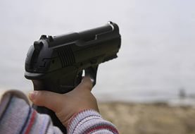 В Волжском 11-летнего мальчика ранили в школе из пневматического пистолета