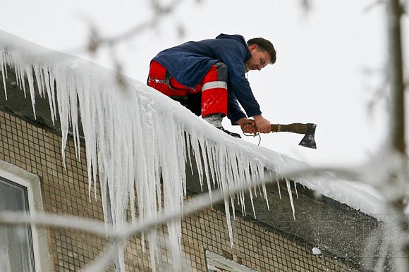 Волжан предупреждают об угрозе сосулек и наледи