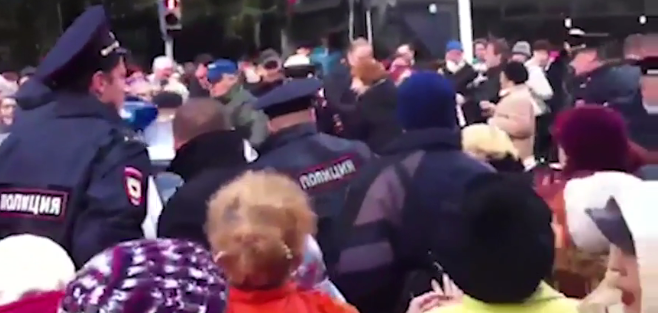 В Сочи полиция разгоняет бастующих пенсионеров