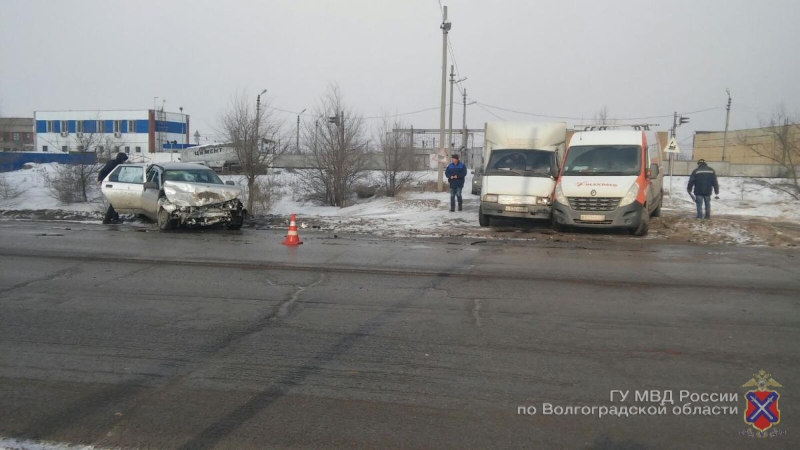 В Волгограде водитель иномарки устроил тройное ДТП