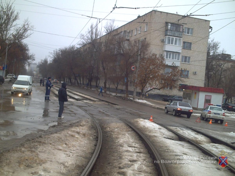 В Волгограде автоледи сбила пешехода на трамвайных путях