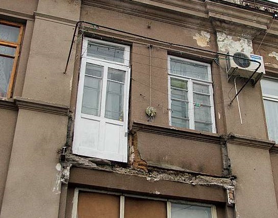 Под Волгоградом в ответ на жалобу жильцов УК демонтировала балкон