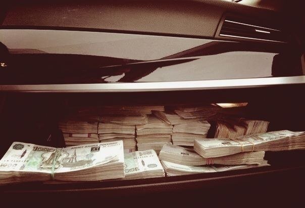 В Волгоградской области из бардачка автомобиля жителя Светлоярского района украли 170 тысяч рублей