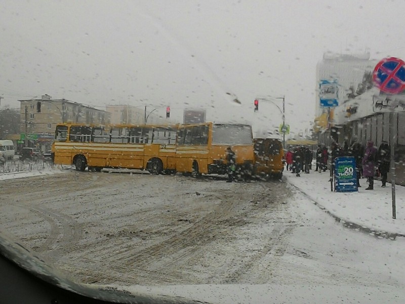 В центре Волжского из-за ДТП с автобусом перекрыто движение