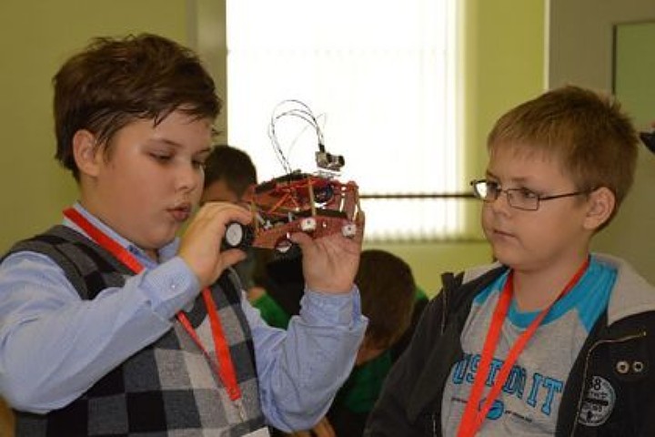 В Волгограде для детей проходит конкурс робототехники