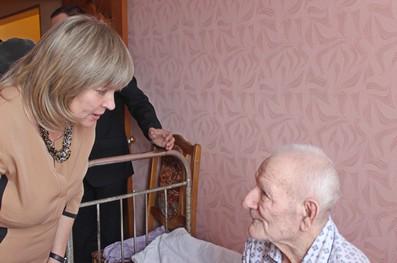 90-летнего жителя Волжского с юбилеем поздравили представители всех уровней власти